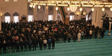 cumhurbaskani-erdoganin-actigi-uzun-mehmet-camiinde-ramazan-ayinin-ilk-cuma-namazi-kilindi-VHyI8vOR.jpg