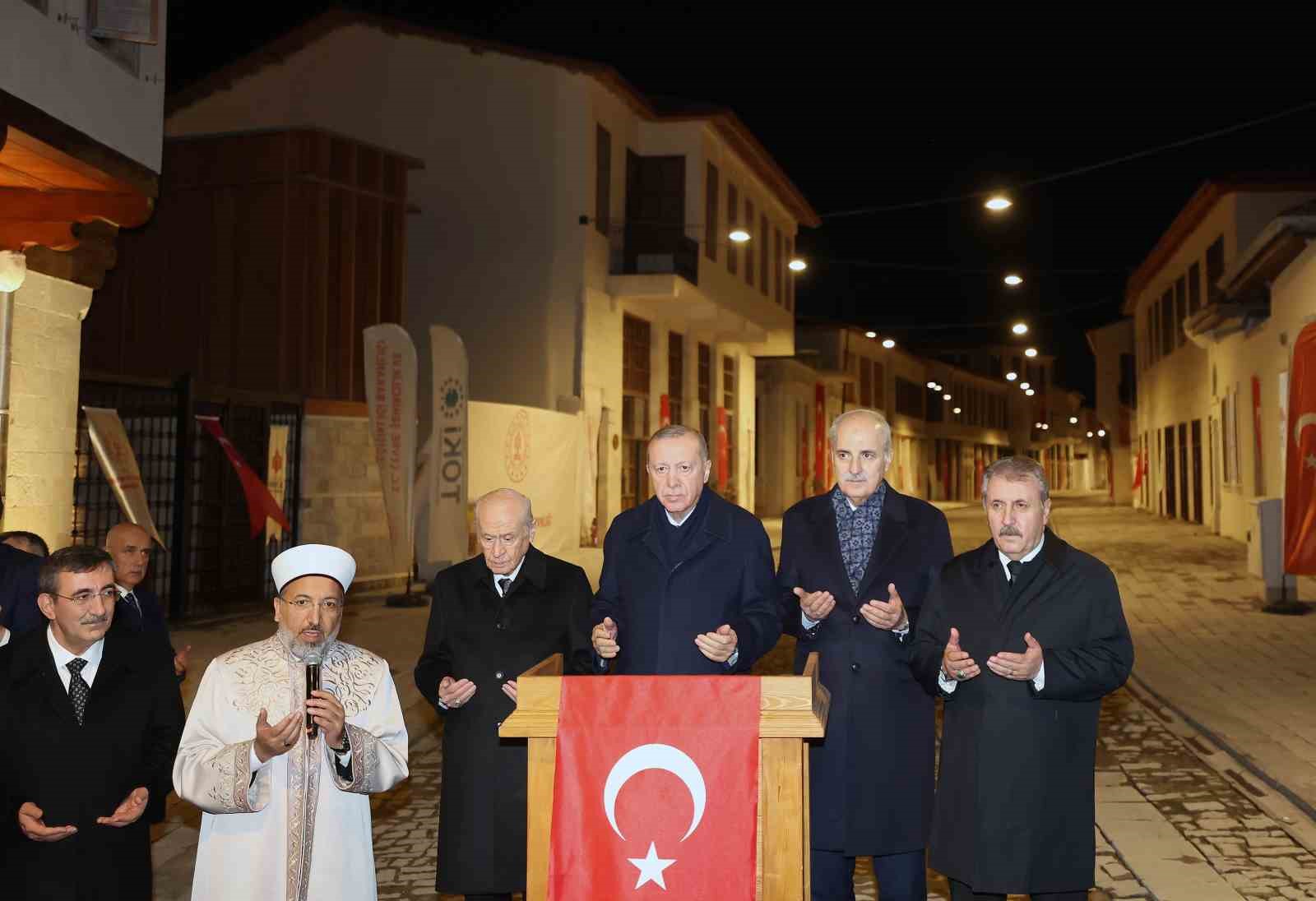 cumhurbaskani erdoganin butona basmasiyla tarihin aydinlatilan ilk caddesi olan kurtulus caddesinde yeniden isiklar yandi 5rLr92nq