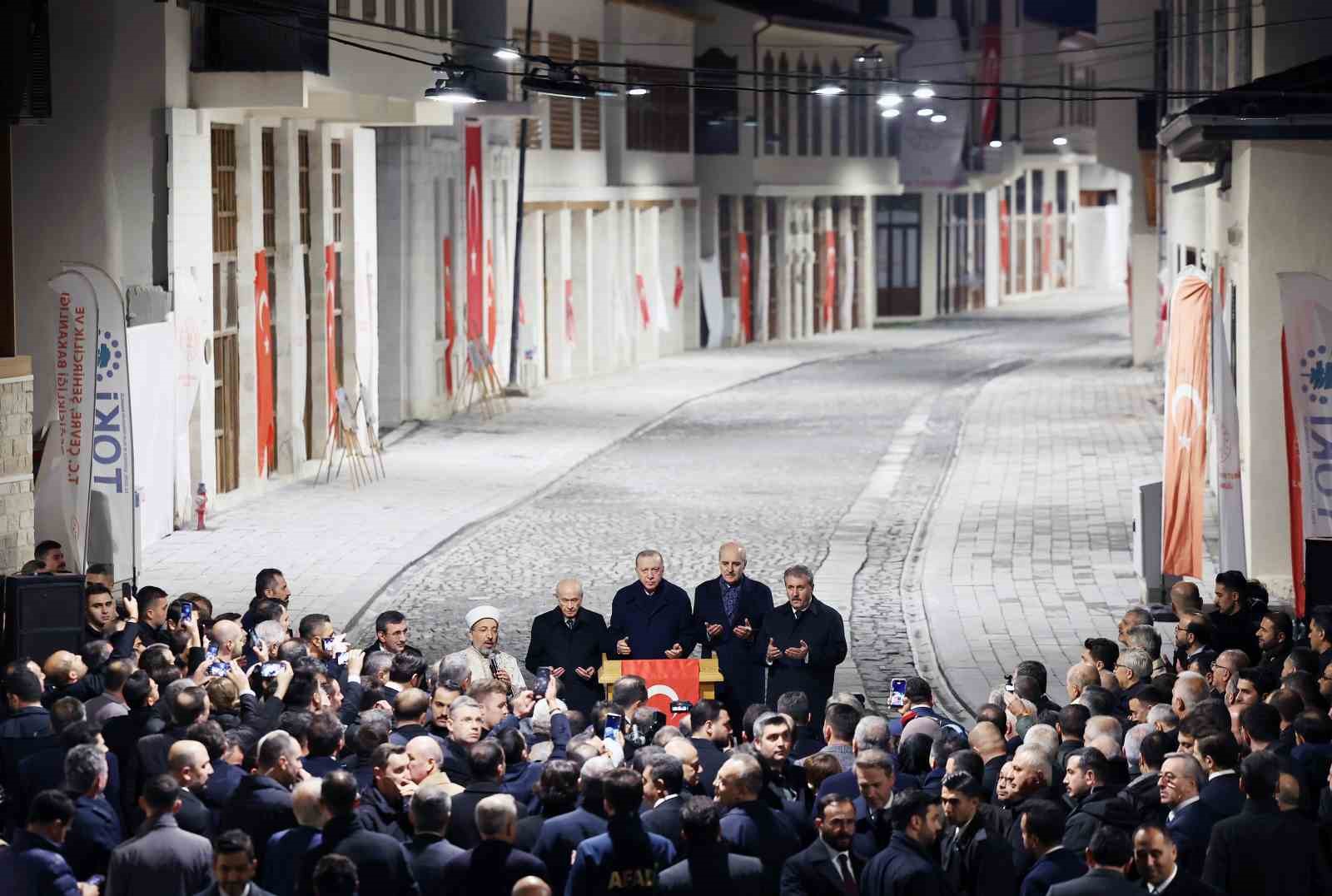 cumhurbaskani erdoganin butona basmasiyla tarihin aydinlatilan ilk caddesi olan kurtulus caddesinde yeniden isiklar yandi AjXBwBkd