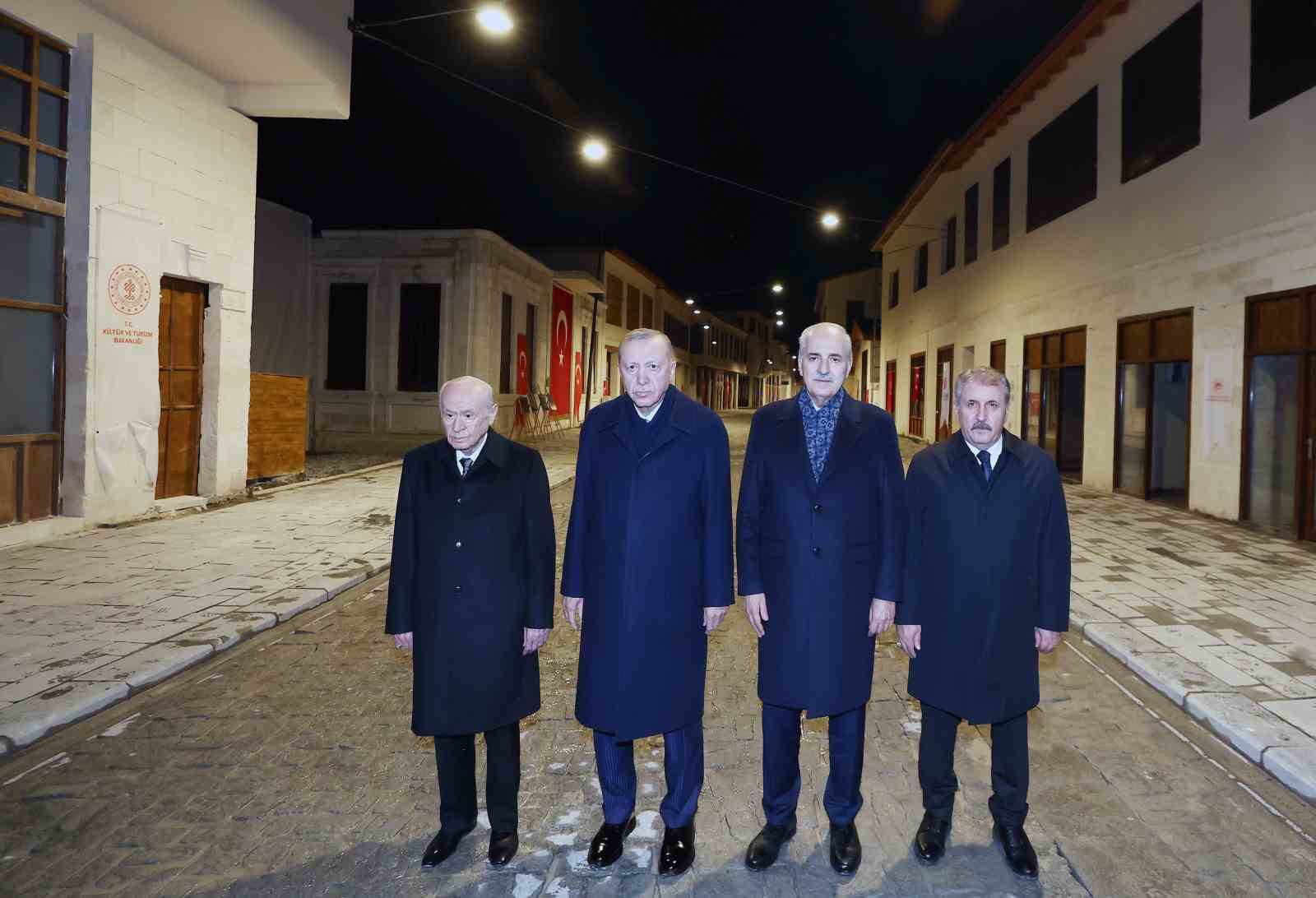 cumhurbaskani erdoganin butona basmasiyla tarihin aydinlatilan ilk caddesi olan kurtulus caddesinde yeniden isiklar yandi ErGlU6Qs