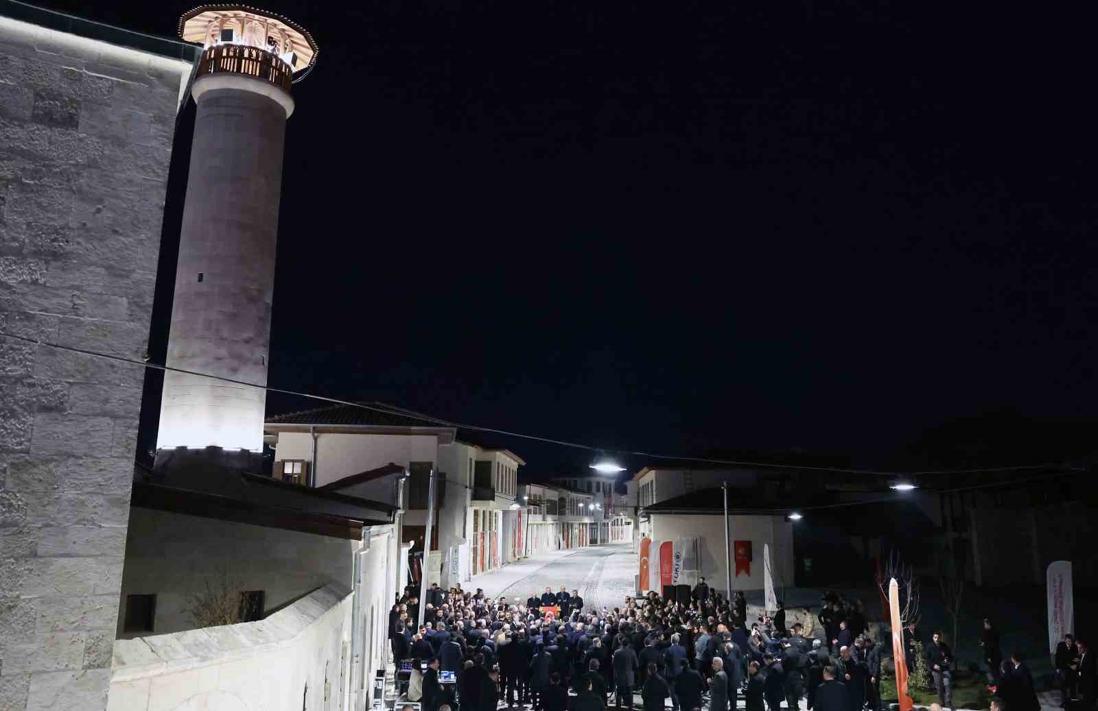 cumhurbaskani erdoganin butona basmasiyla tarihin aydinlatilan ilk caddesi olan kurtulus caddesinde yeniden isiklar yandi IesSddWE