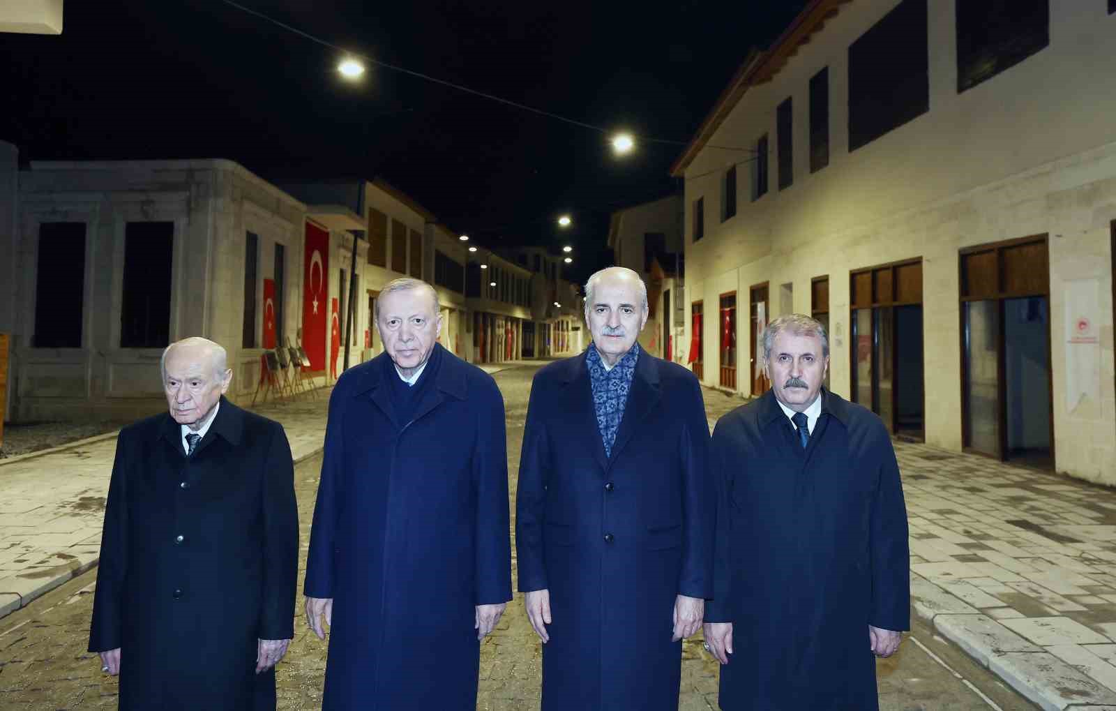 cumhurbaskani erdoganin butona basmasiyla tarihin aydinlatilan ilk caddesi olan kurtulus caddesinde yeniden isiklar yandi UXmp7Hlr