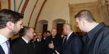 cumhurbaskani-erdoganin-butona-basmasiyla-tarihin-aydinlatilan-ilk-caddesi-olan-kurtulus-caddesinde-yeniden-isiklar-yandi-YwrxCsUx.jpg