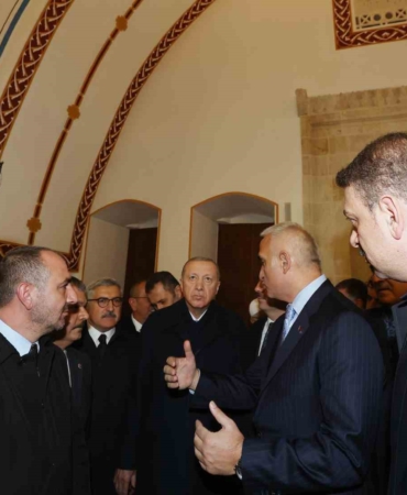 cumhurbaskani-erdoganin-butona-basmasiyla-tarihin-aydinlatilan-ilk-caddesi-olan-kurtulus-caddesinde-yeniden-isiklar-yandi-YwrxCsUx.jpg