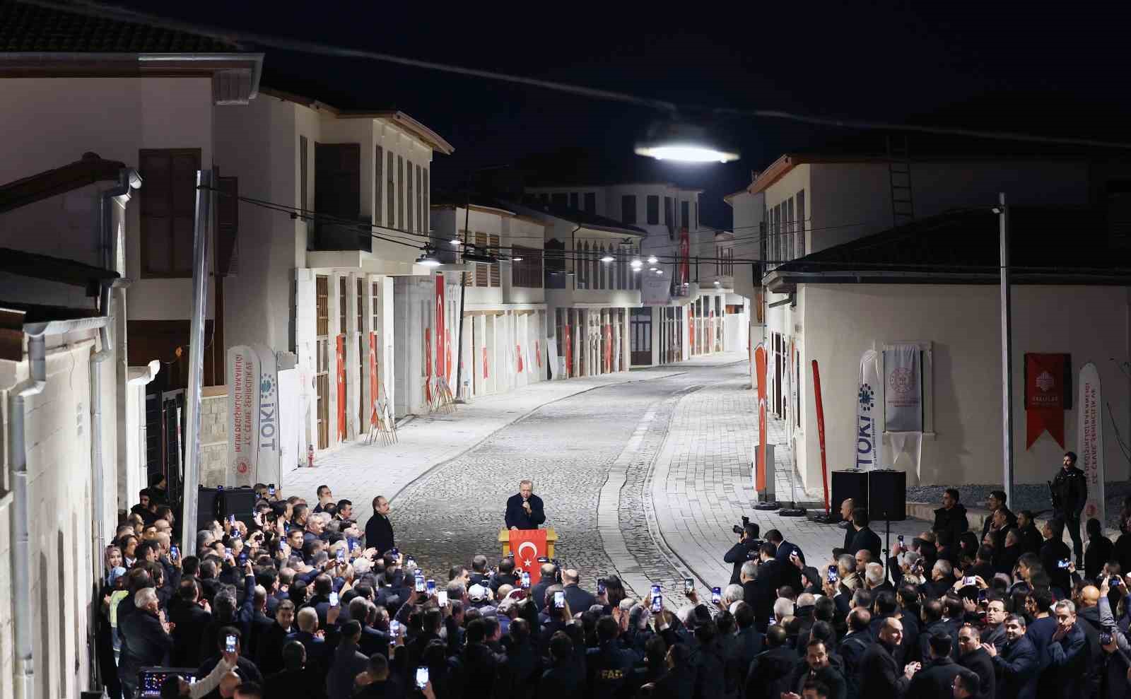 cumhurbaskani erdoganin butona basmasiyla tarihin aydinlatilan ilk caddesi olan kurtulus caddesinde yeniden isiklar yandi ch11nWFR