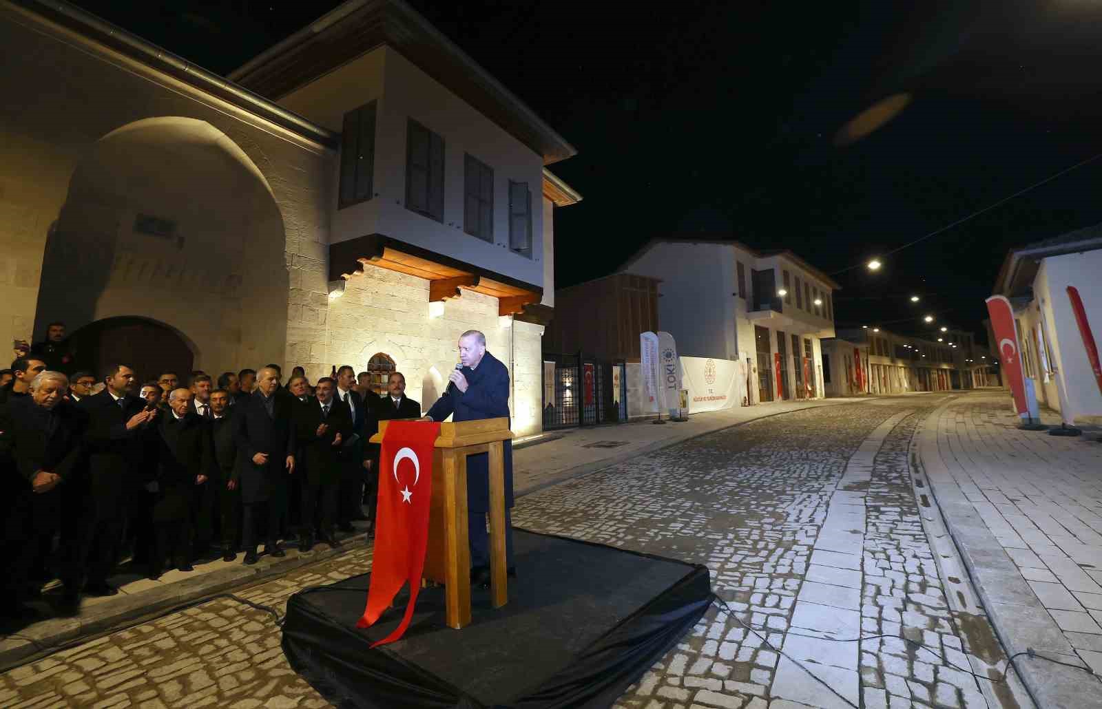 cumhurbaskani erdoganin butona basmasiyla tarihin aydinlatilan ilk caddesi olan kurtulus caddesinde yeniden isiklar yandi zjTs9E9i