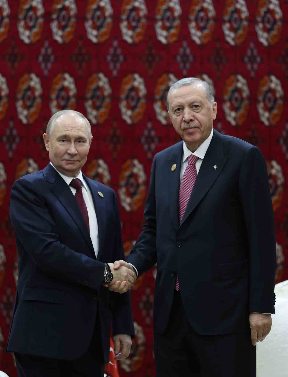 Cumhurbaşkanı Recep Tayyip Erdoğan ile Rusya Devlet Başkanı Vladimir Putin’in Aşkabat’taki görüşmesi başladı. 8 cumhurbaskani recep tayyip erdogan ile rusya devlet baskani vladimir putinin askabattaki gorusmesi basladi 4 CWB3ukOz