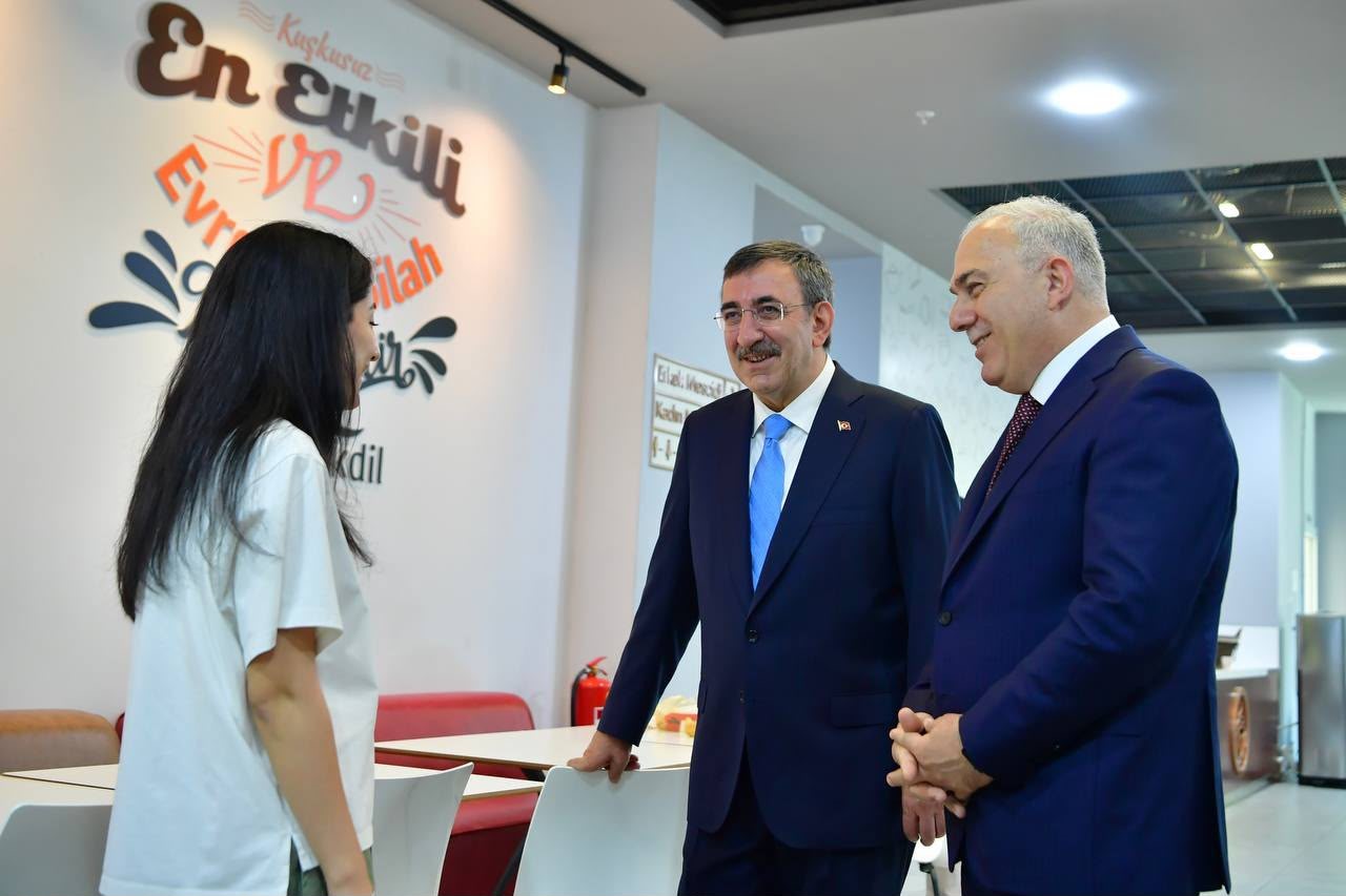 Cumhurbaşkanı Yardımcısı Cevdet Yılmaz, Fatih Merkez Kütüphanesi’ni ziyaret etti 7 cumhurbaskani yardimcisi cevdet yilmaz fatih merkez kutuphanesini ziyaret etti 3