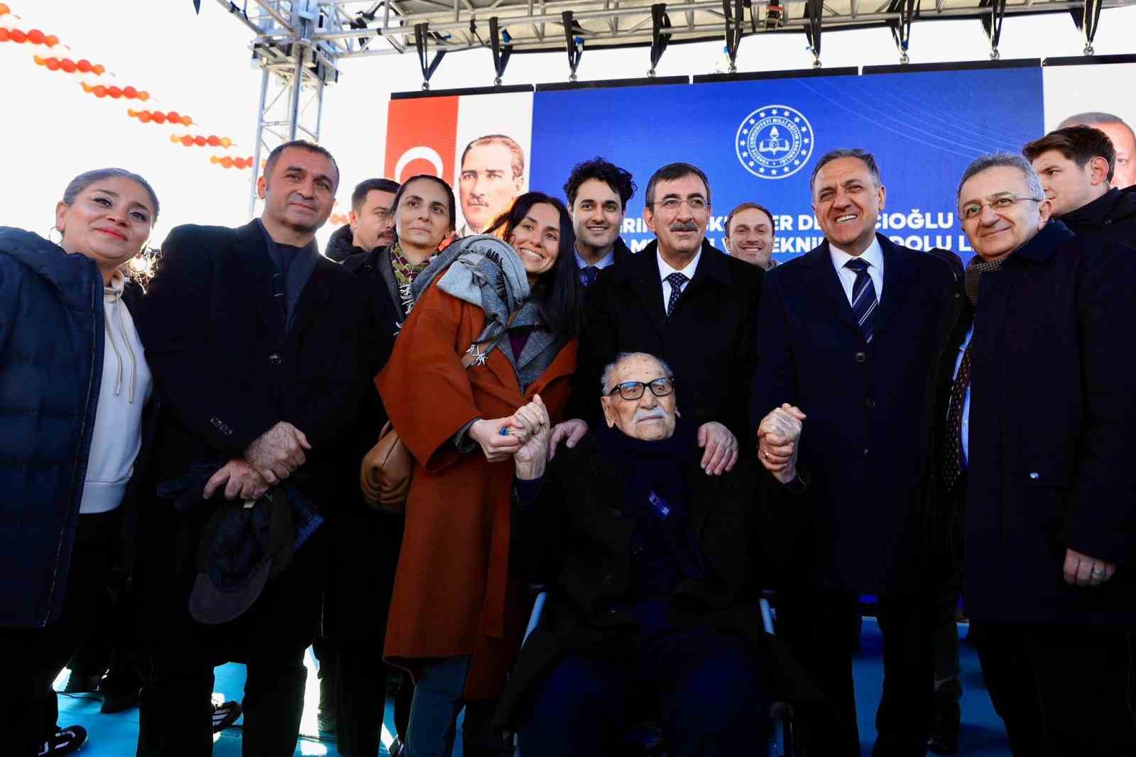 cumhurbaskani yardimcisi yilmaz 2025 yili sonunda turizm gelirimizin 64 milyar dolara ulasmasi beklenmektedir 1 ORCDRdHf