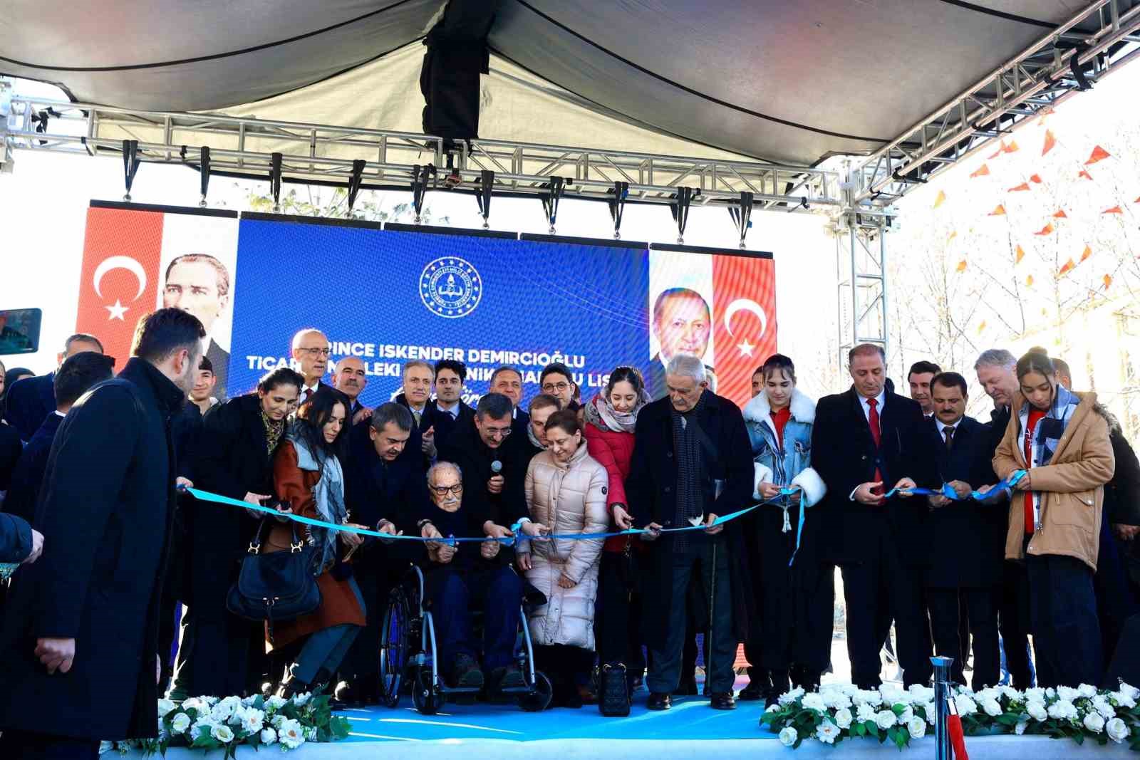 cumhurbaskani yardimcisi yilmaz 2025 yili sonunda turizm gelirimizin 64 milyar dolara ulasmasi beklenmektedir 3 mTqMV376