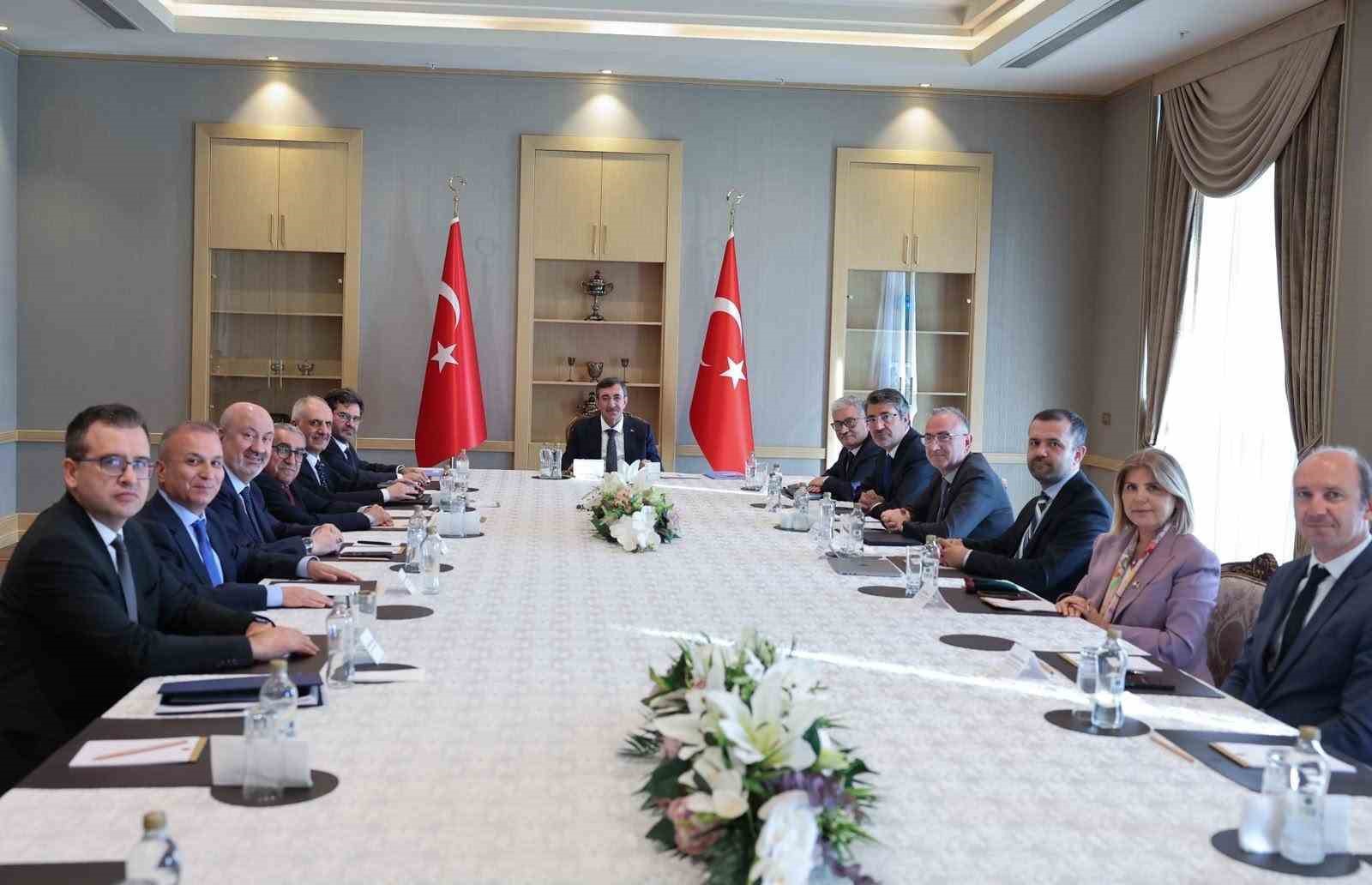 cumhurbaskani yardimcisi yilmaz cumhurbaskanligi ekonomi politikalari kurulu uyeleriyle bir araya geldi 0 mSuyOdYJ
