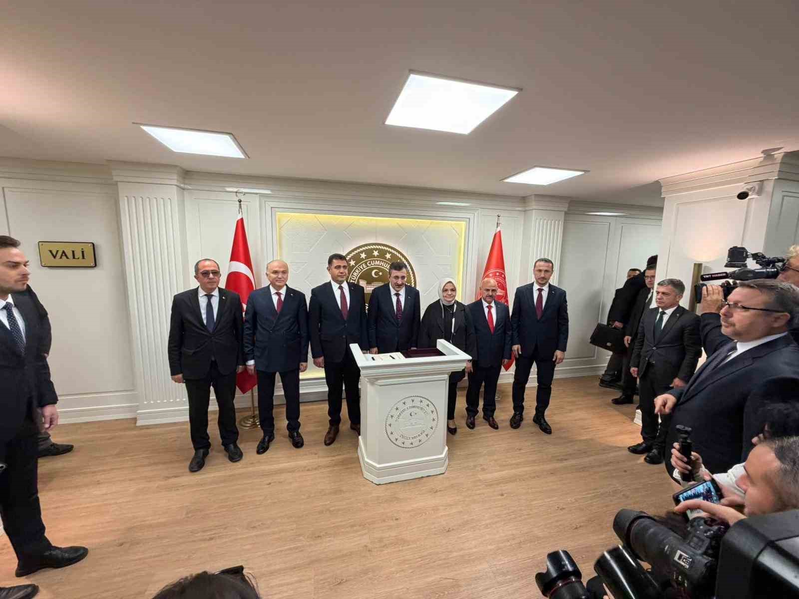 cumhurbaskani yardimcisi yilmaz duzcede 1 9YJZauYi