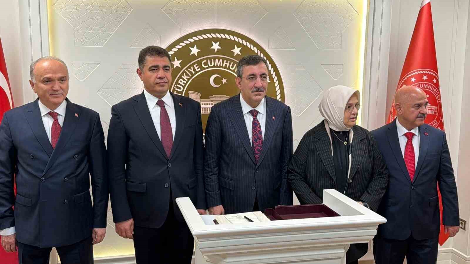 cumhurbaskani yardimcisi yilmaz duzcede 2 7kcn5M6b