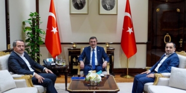 cumhurbaskani-yardimcisi-yilmaz-memur-sen-genel-baskani-yalcini-kabul-etti-tJ4wNlRy.jpg
