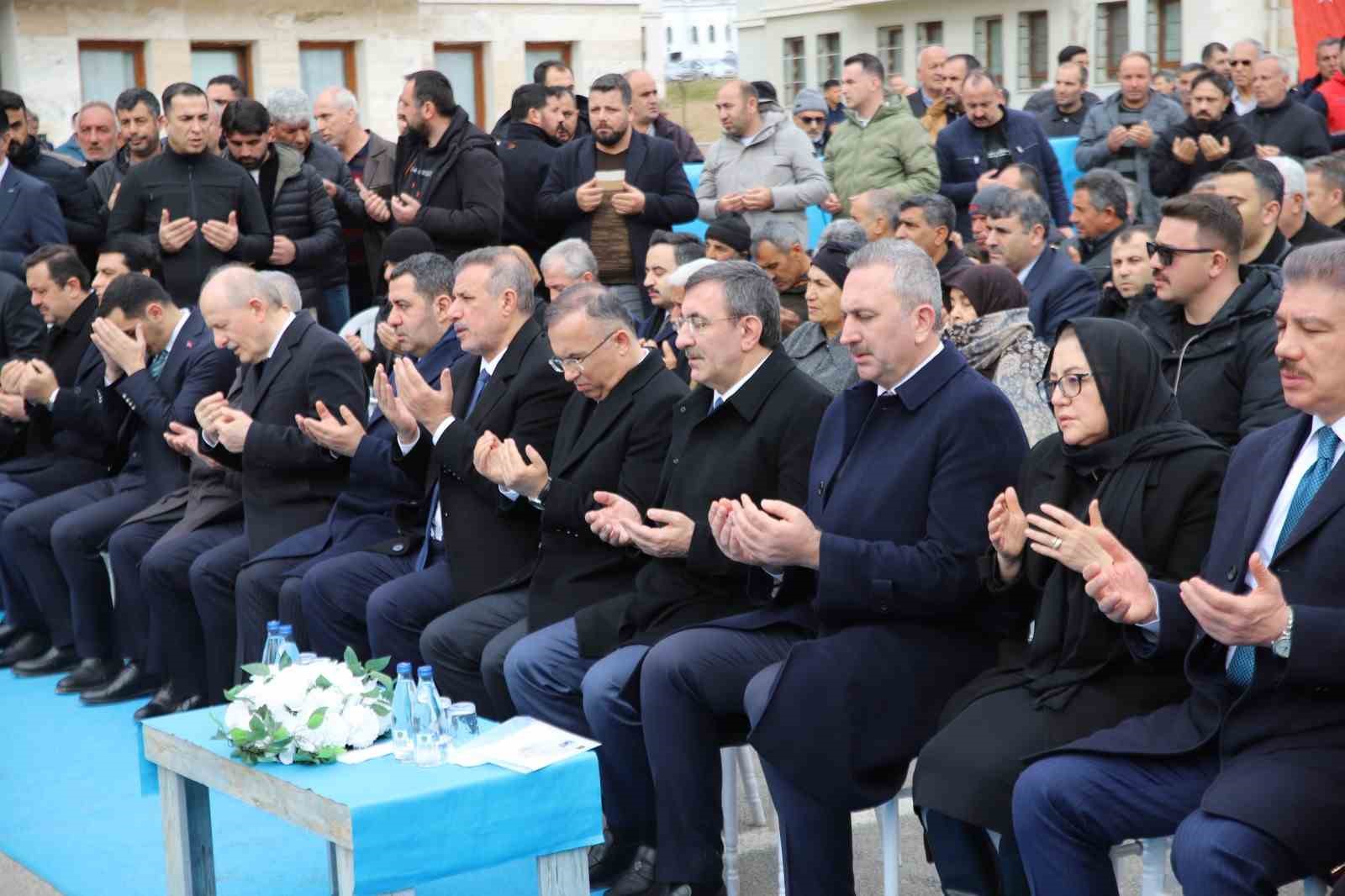 cumhurbaskani yardimcisi yilmaz merkezi butceden deprem harcamalarina yaklasik 90 milyar dolarlik kaynak ayirdik 2 PgcsDLhQ