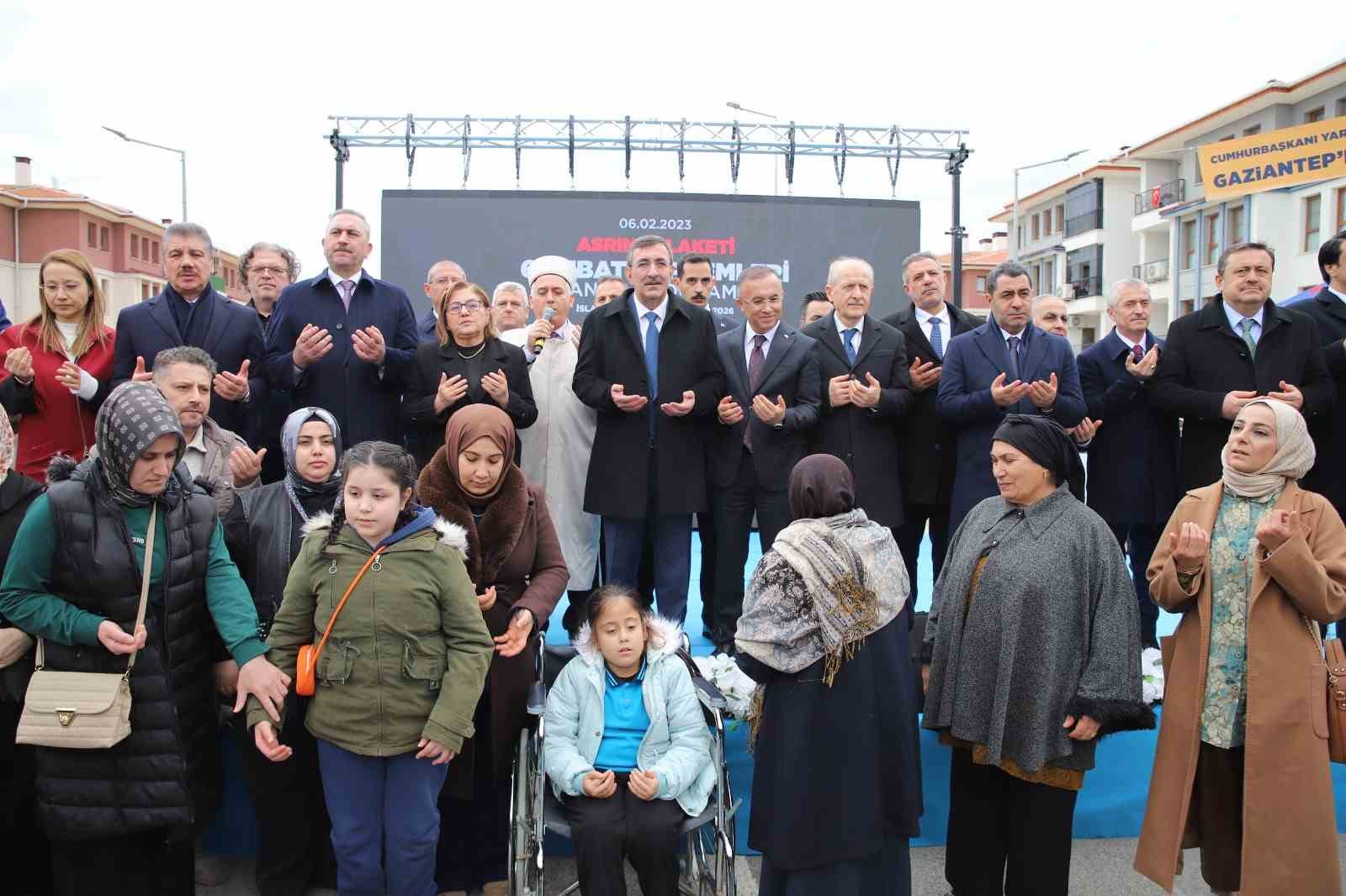 cumhurbaskani yardimcisi yilmaz merkezi butceden deprem harcamalarina yaklasik 90 milyar dolarlik kaynak ayirdik 4 8Y8qYvg6