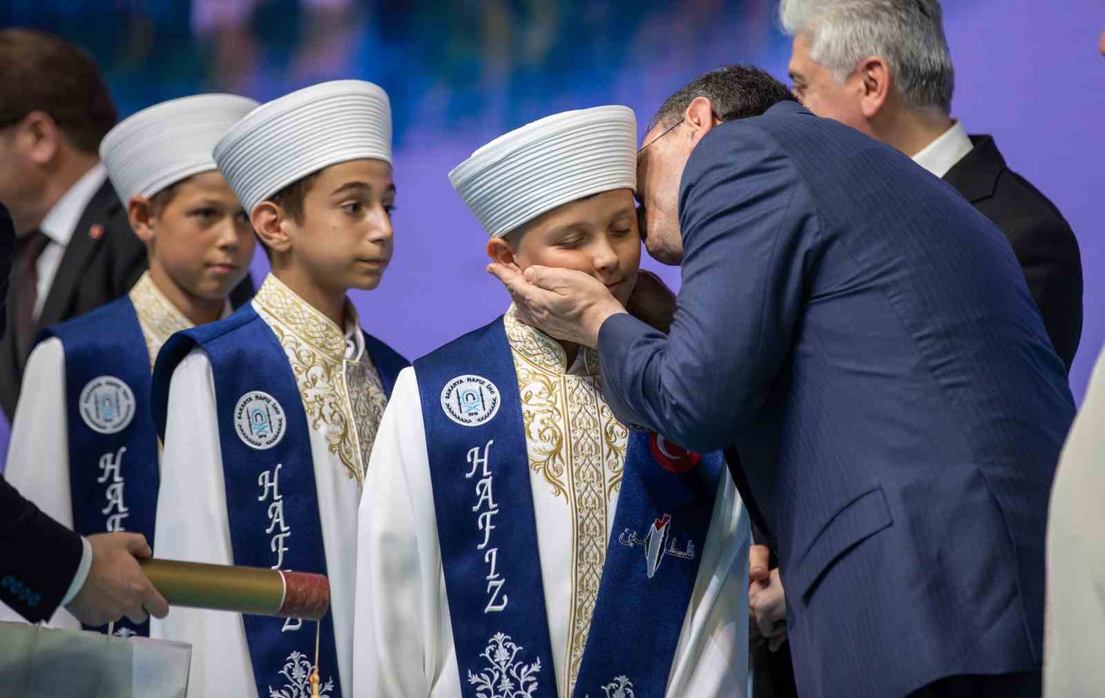 cumhurbaskani yardimcisi yilmaz sakaryada hafizlik icazet merasimine katildi 10 d9SCgAi5