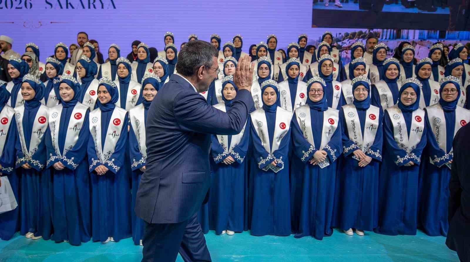 cumhurbaskani yardimcisi yilmaz sakaryada hafizlik icazet merasimine katildi 12 UC5zLsNK