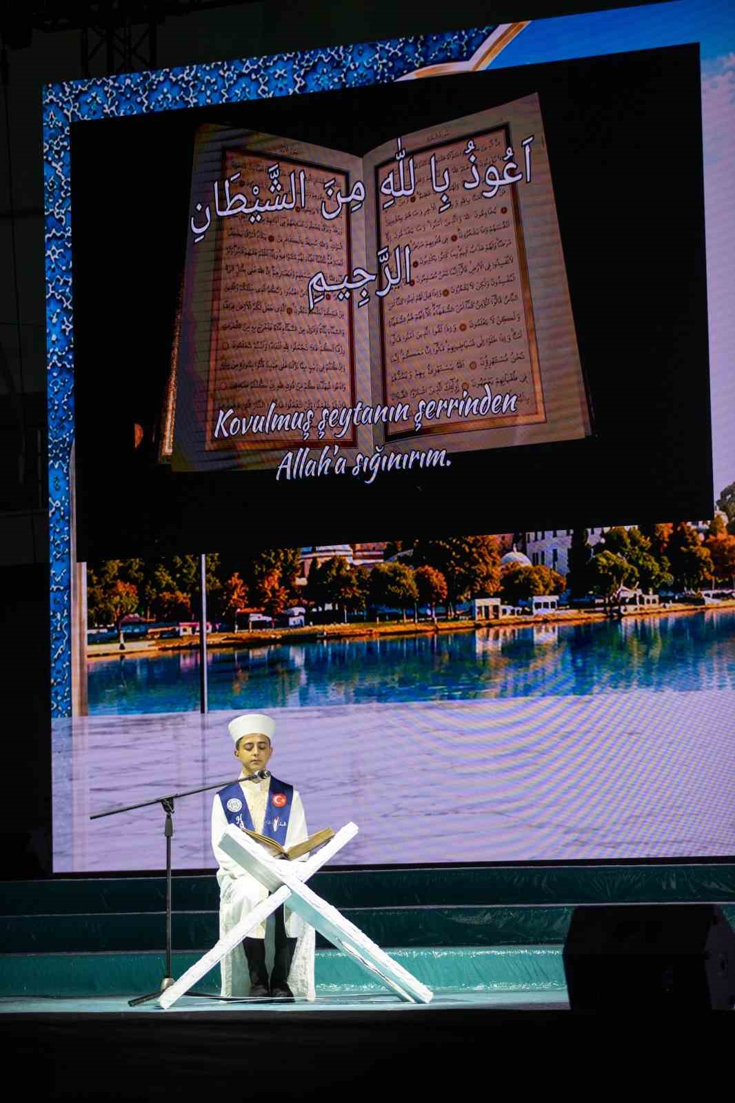 cumhurbaskani yardimcisi yilmaz sakaryada hafizlik icazet merasimine katildi 13