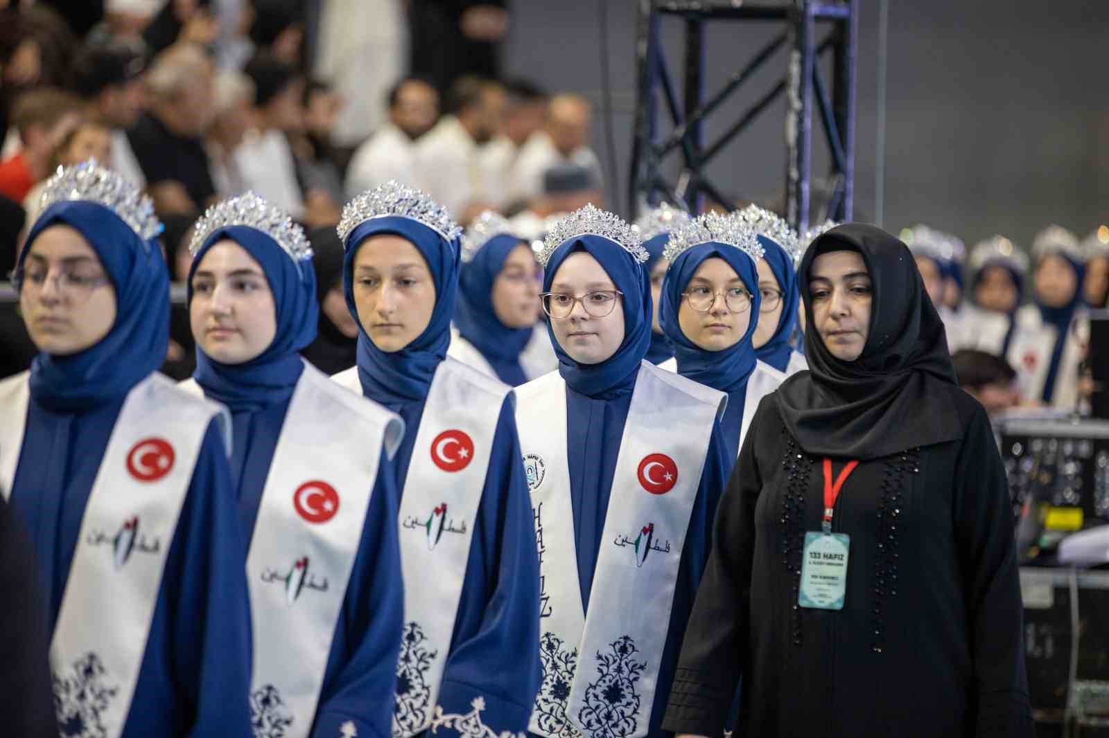 cumhurbaskani yardimcisi yilmaz sakaryada hafizlik icazet merasimine katildi 4 mibuv9QH