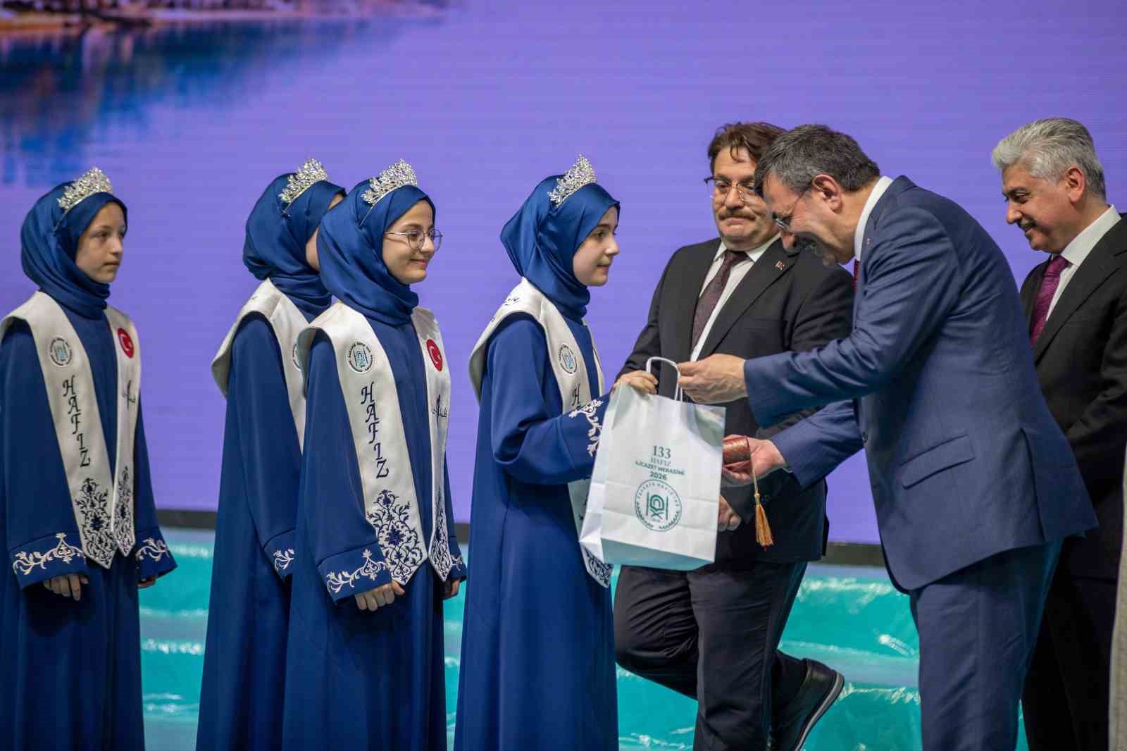 cumhurbaskani yardimcisi yilmaz sakaryada hafizlik icazet merasimine katildi 9
