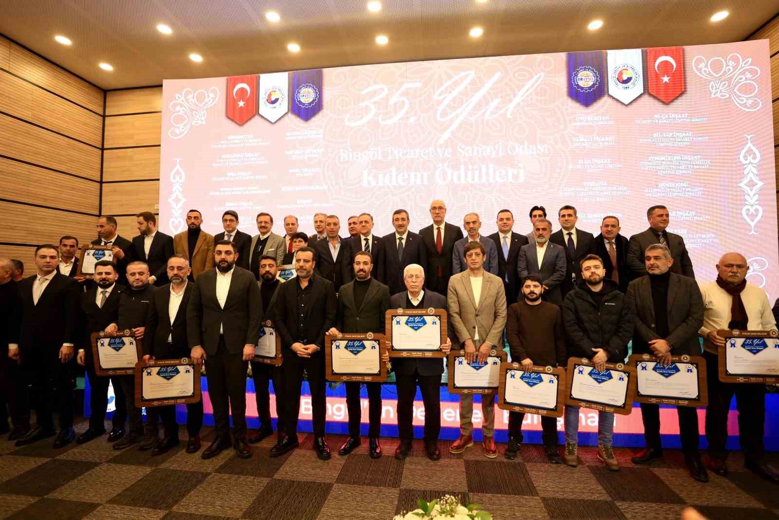 Cumhurbaşkanı Yardımcısı Yılmaz: "Savaşların, çatışmaların, belirsizliklerin ortasında büyümeye devam eden bir Türkiye var" 5 cumhurbaskani yardimcisi yilmaz savaslarin catismalarin belirsizliklerin ortasinda buyumeye devam eden bir turkiye var 1 MdWwC2ZD
