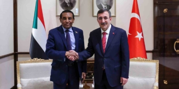 cumhurbaskani-yardimcisi-yilmaz-sudan-basbakani-idris-ile-gorustu-gzd2NFVf.jpg