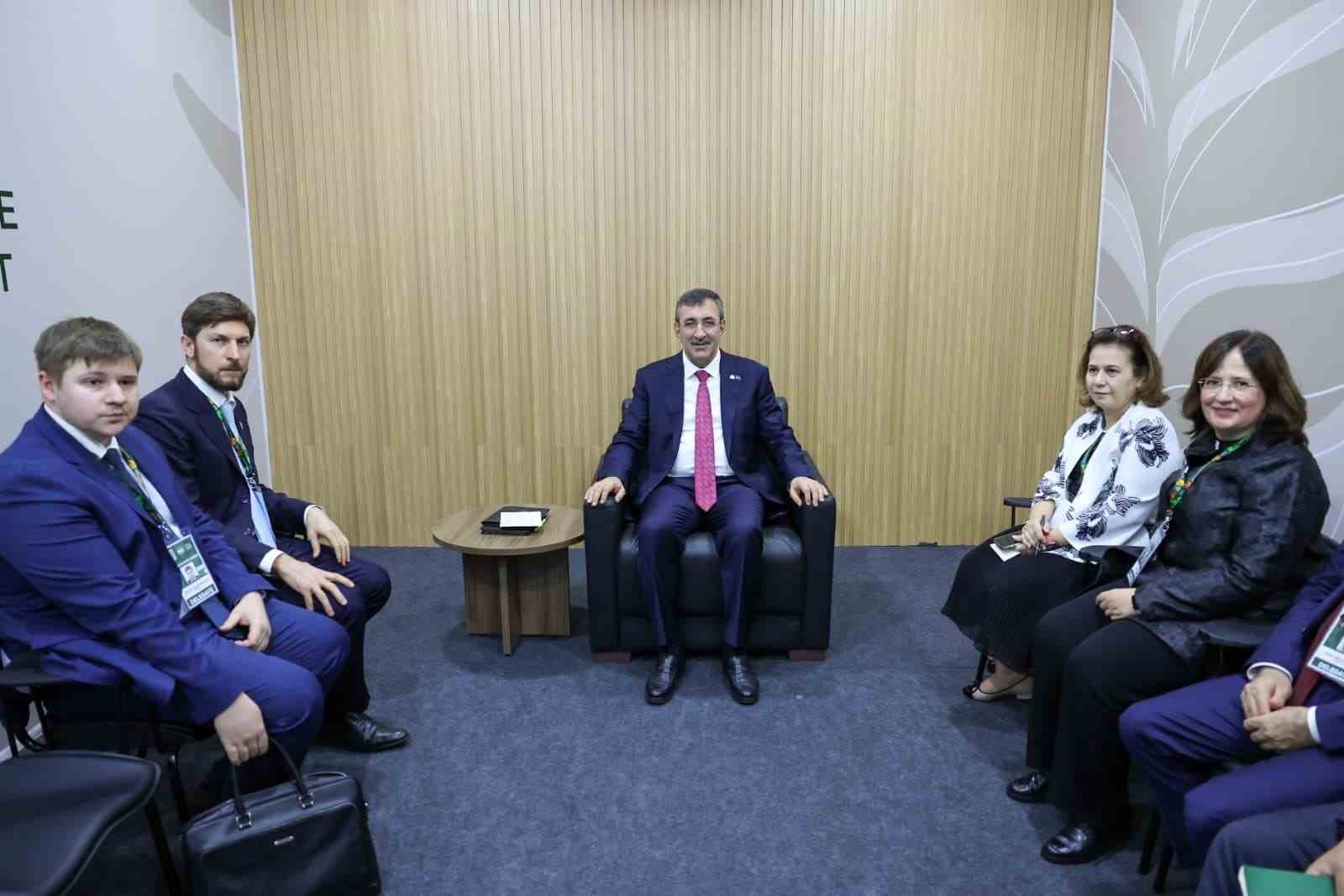 cumhurbaskani yardimcisi yilmaz suriye devlet baskani es sara ile bir araya geldi 0 y52PVntD