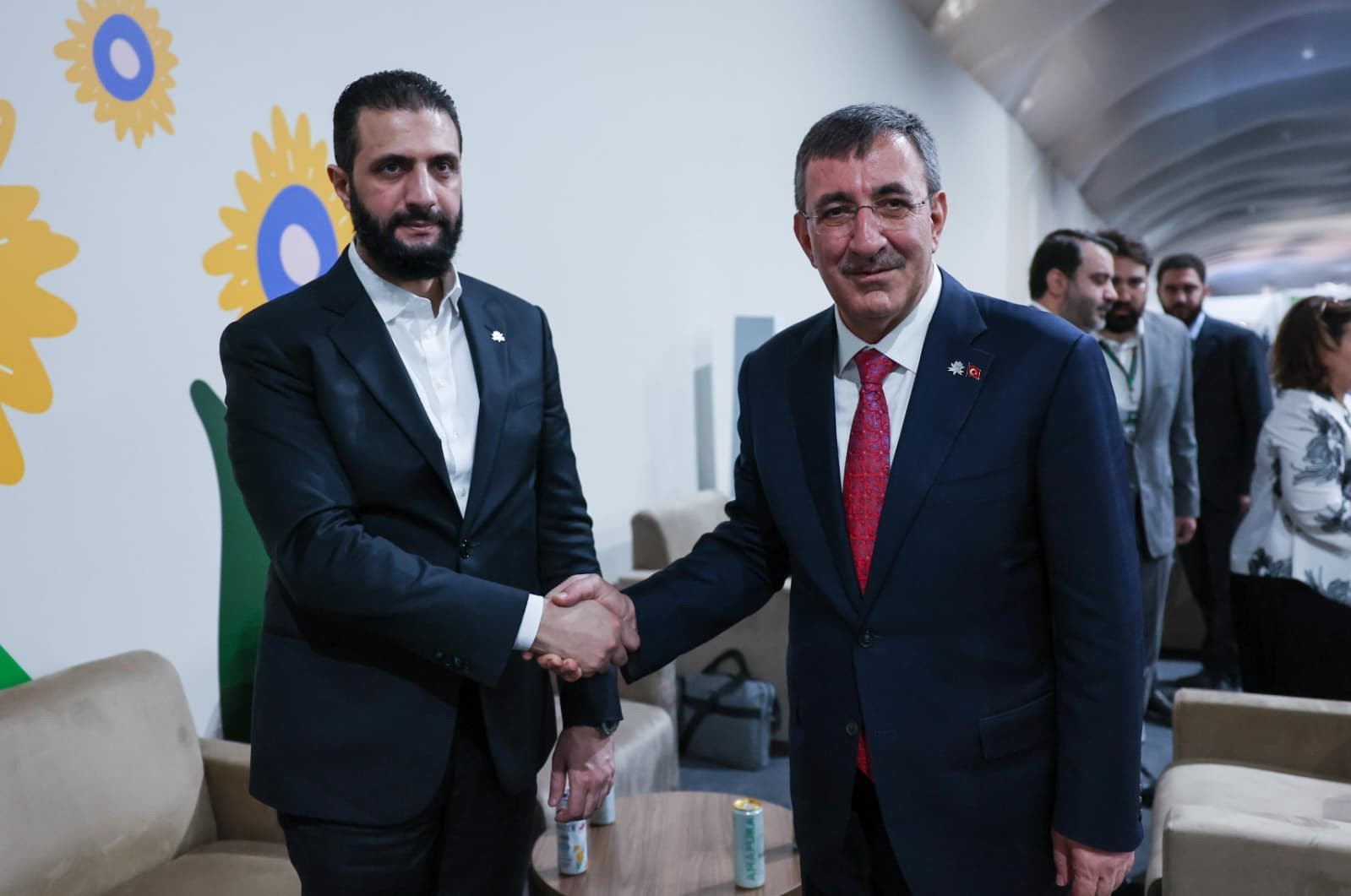 cumhurbaskani yardimcisi yilmaz suriye devlet baskani es sara ile bir araya geldi 3 aYGzH7ug