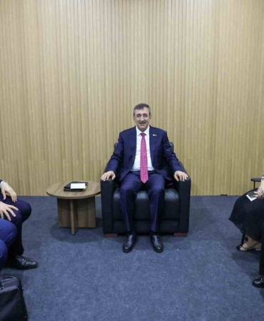 cumhurbaskani-yardimcisi-yilmaz-suriye-devlet-baskani-es-sara-ile-bir-araya-geldi-6Y99biz6.jpg
