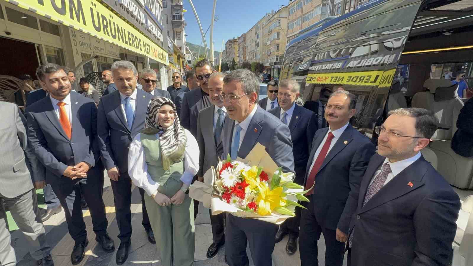 Cumhurbaşkanı Yardımcısı Yılmaz: "Türkiye, çevresindeki tüm krizlere rağmen istikrarını koruyor" 5 cumhurbaskani yardimcisi yilmaz turkiye cevresindeki tum krizlere ragmen istikrarini koruyor 1 ymyBiAVz
