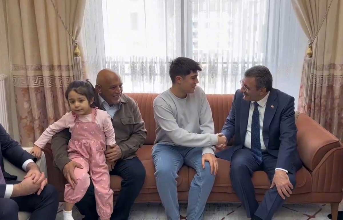 cumhurbaskani yardimcisi yilmazdan depremzede aileye ziyaret 0 rKipEvk8