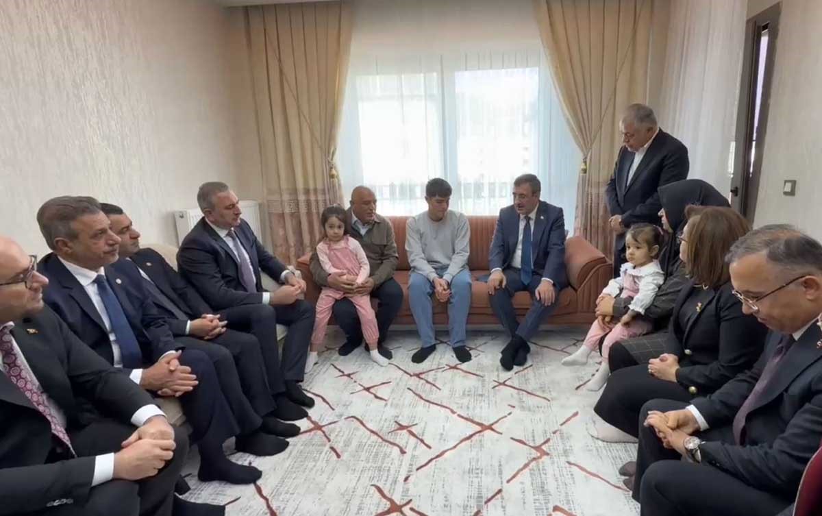 cumhurbaskani yardimcisi yilmazdan depremzede aileye ziyaret 1 d7hGa8Zv
