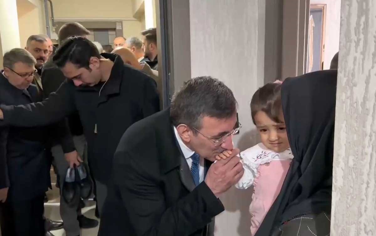 cumhurbaskani yardimcisi yilmazdan depremzede aileye ziyaret 2