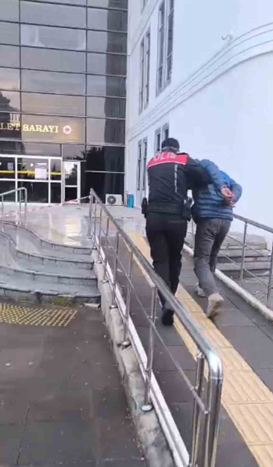Cumhurbaşkanı’na hakaret ve kaçak kazı yapmak suçlarından hapis cezası bulunan şahıs sahte kimlikle yakalandı 5 cumhurbaskanina hakaret ve kacak kazi yapmak suclarindan hapis cezasi bulunan sahis sahte kimlikle yakalandi dyIiuXXq