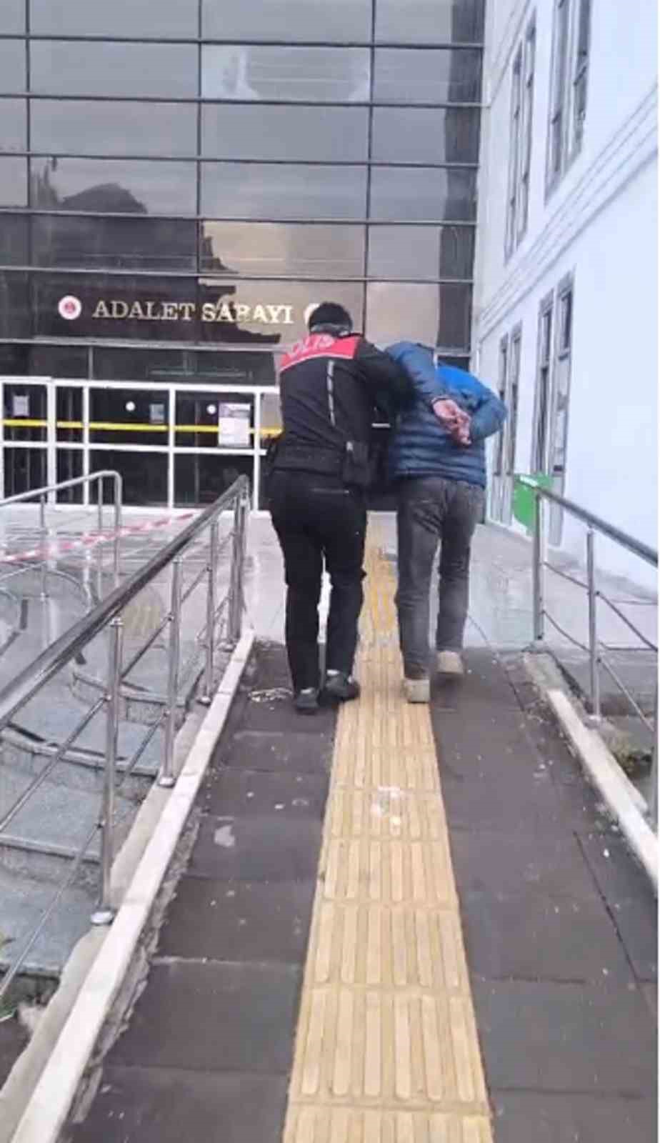 Cumhurbaşkanı’na hakaret ve kaçak kazı yapmak suçlarından hapis cezası bulunan şahıs sahte kimlikle yakalandı 4 cumhurbaskanina hakaret ve kacak kazi yapmak suclarindan hapis cezasi bulunan sahis sahte kimlikle yakalandi yDwBSks7