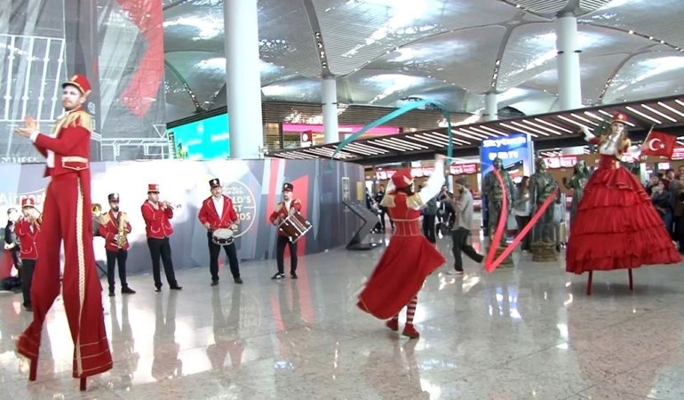 cumhuriyet-bayrami-istanbul-havalimaninda-coskuyla-kutlandi-XgHFa7zt.jpg