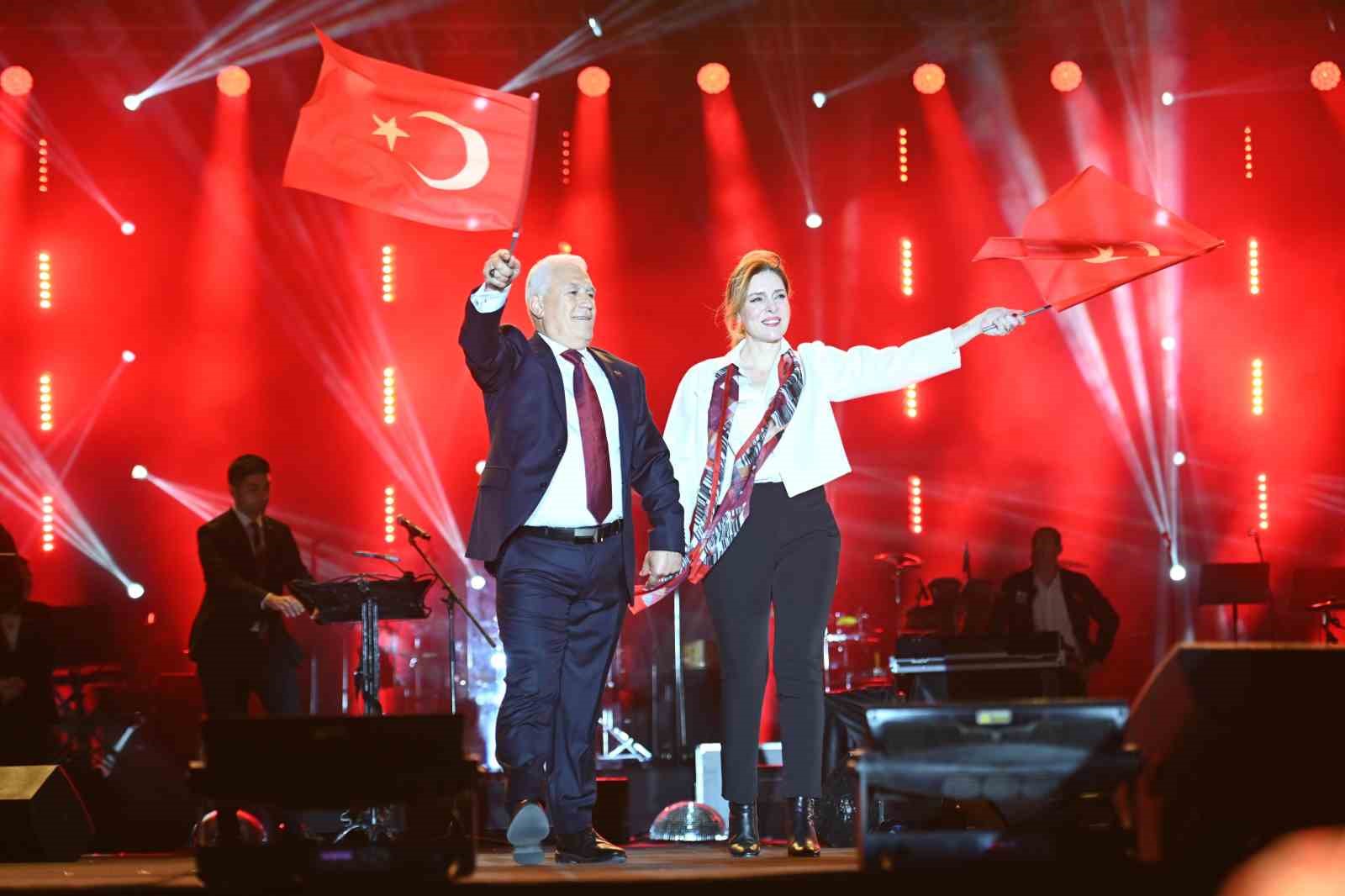 cumhuriyet coskusu bursayi sariyor 2 Yld4AO4D