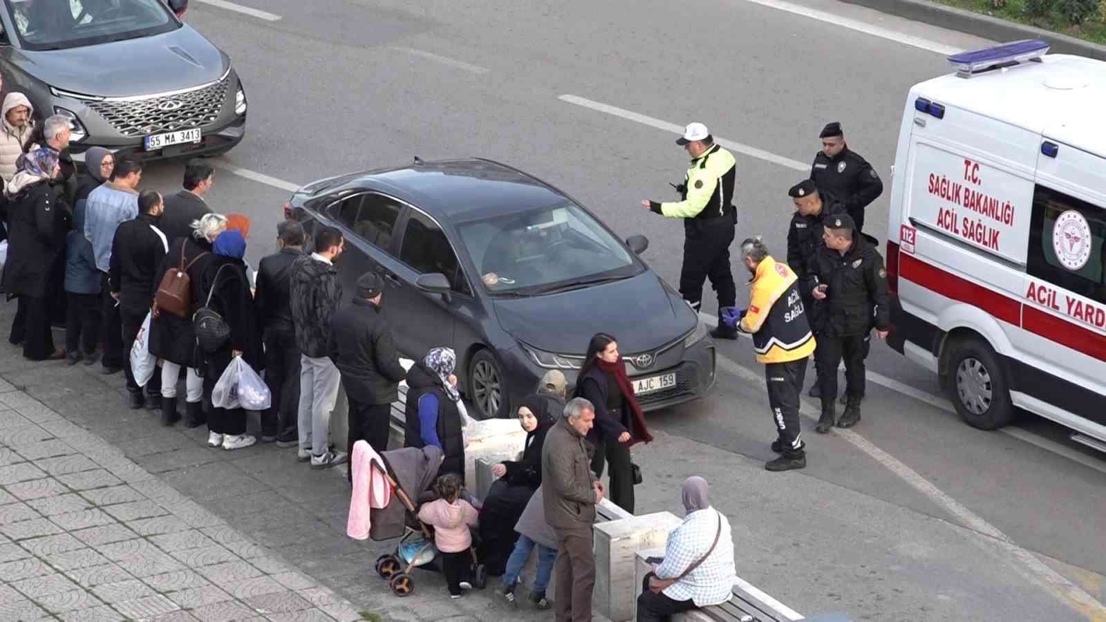 cumhuriyet meydaninda otopark girisinde kaza 1 yarali 2 LsUycky6