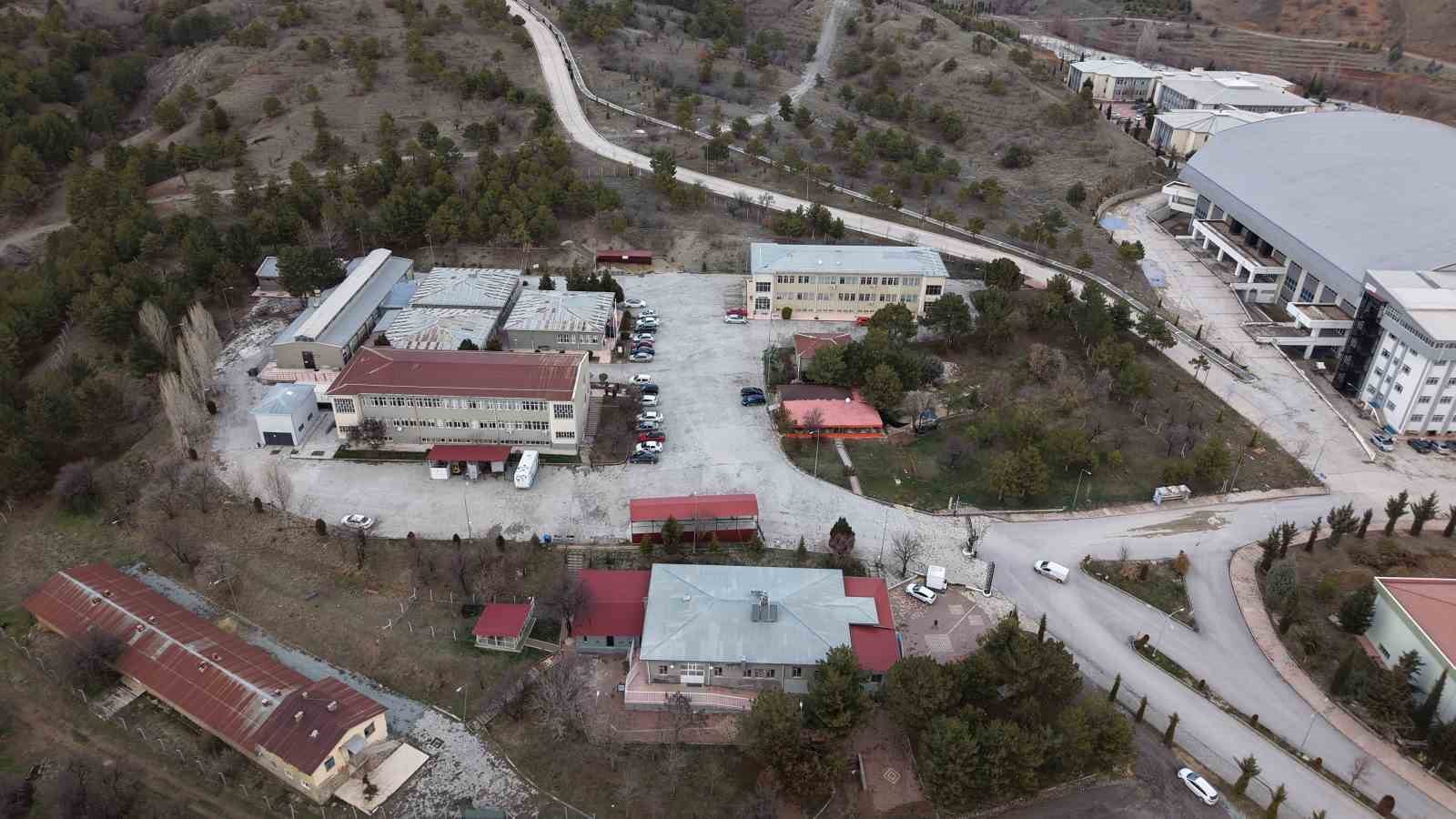 cumhuriyet tarihinin ilk fakultesine ait hastanede bir yilda 9 bin 600 hayvan sifa buldu UOORVHKE