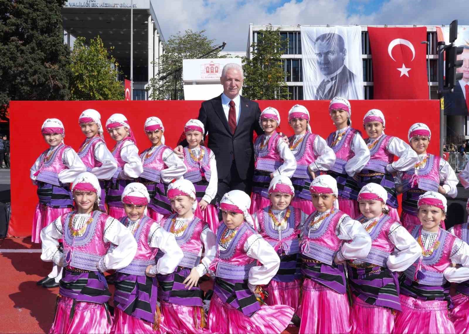 cumhuriyetin 102 yil donumu vatan caddesinde coskuyla kutlandi 2 w7a8ZSfg