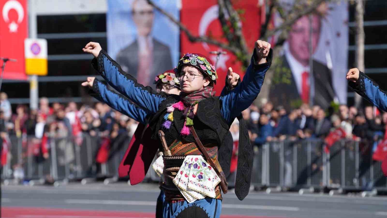 cumhuriyetin 102 yil donumu vatan caddesinde coskuyla kutlandi 6 D4iCYC3X