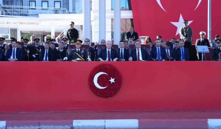 cumhuriyetin-102-yil-donumu-vatan-caddesinde-coskuyla-kutlandi-GvgHjnM6.jpg