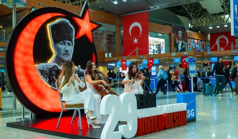 cumhuriyetin-102-yili-sabiha-gokcen-havalimaninda-coskuyla-kutlandi-vcOTdtet.jpg