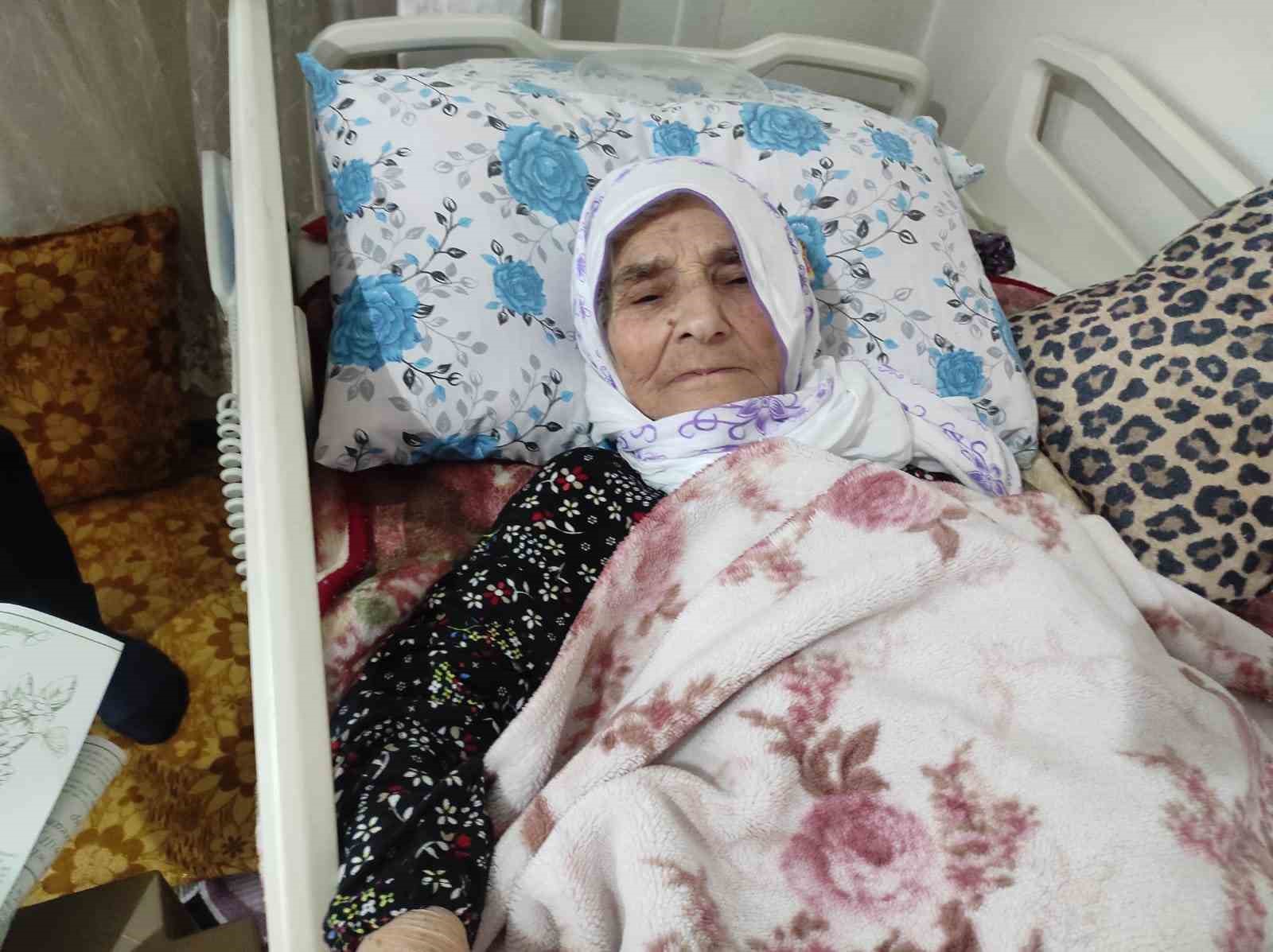 Cumhuriyetin tanığı 113 yaşındaki Cemile ninenin Kadınlar Günü kutlandı 5 cumhuriyetin tanigi 113 yasindaki cemile ninenin kadinlar gunu kutlandi 1 JXevRUDV
