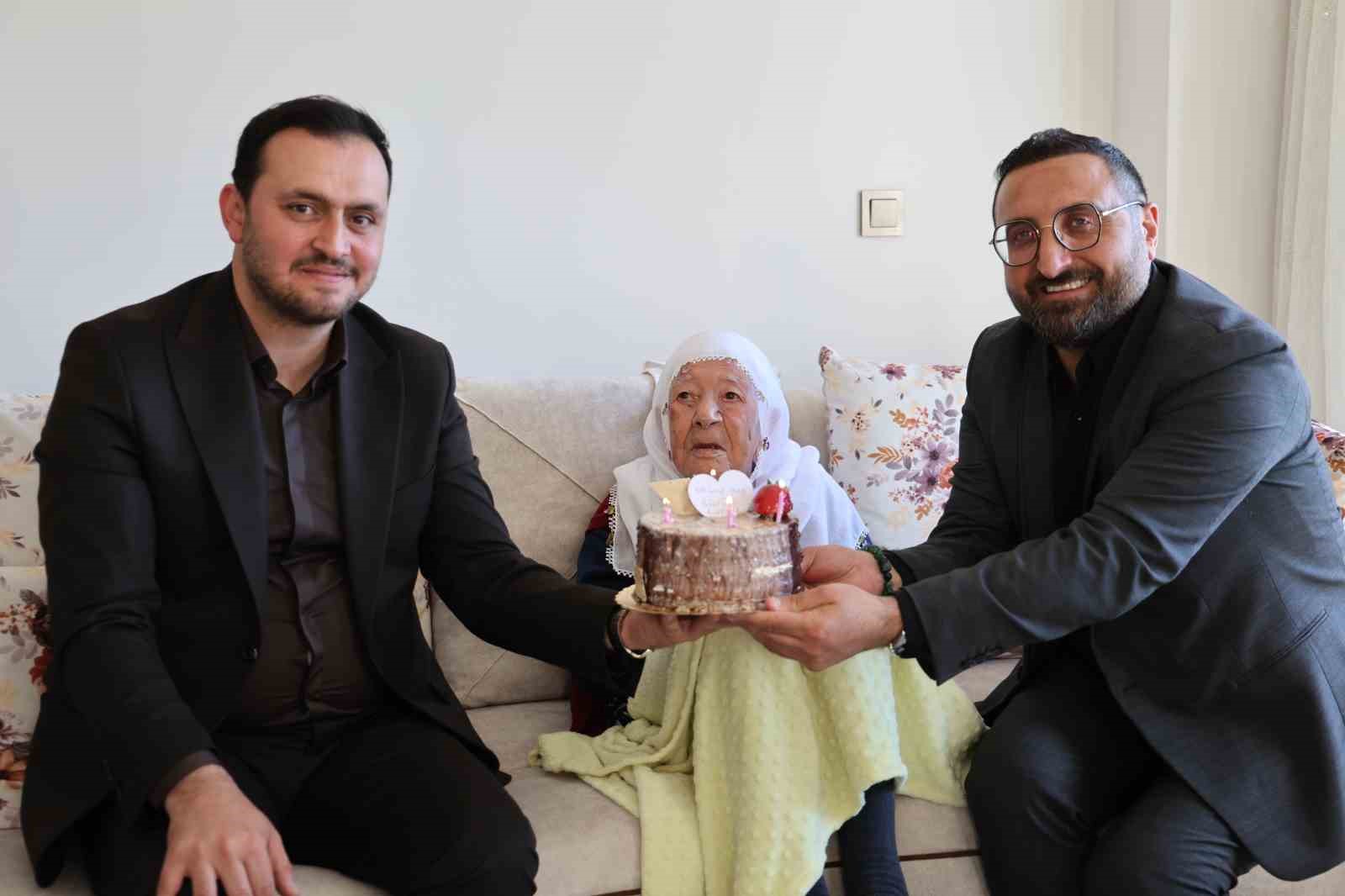 cumhuriyetle yasit nazife nineye anneler gunu surprizi 0 ppLsIkRf