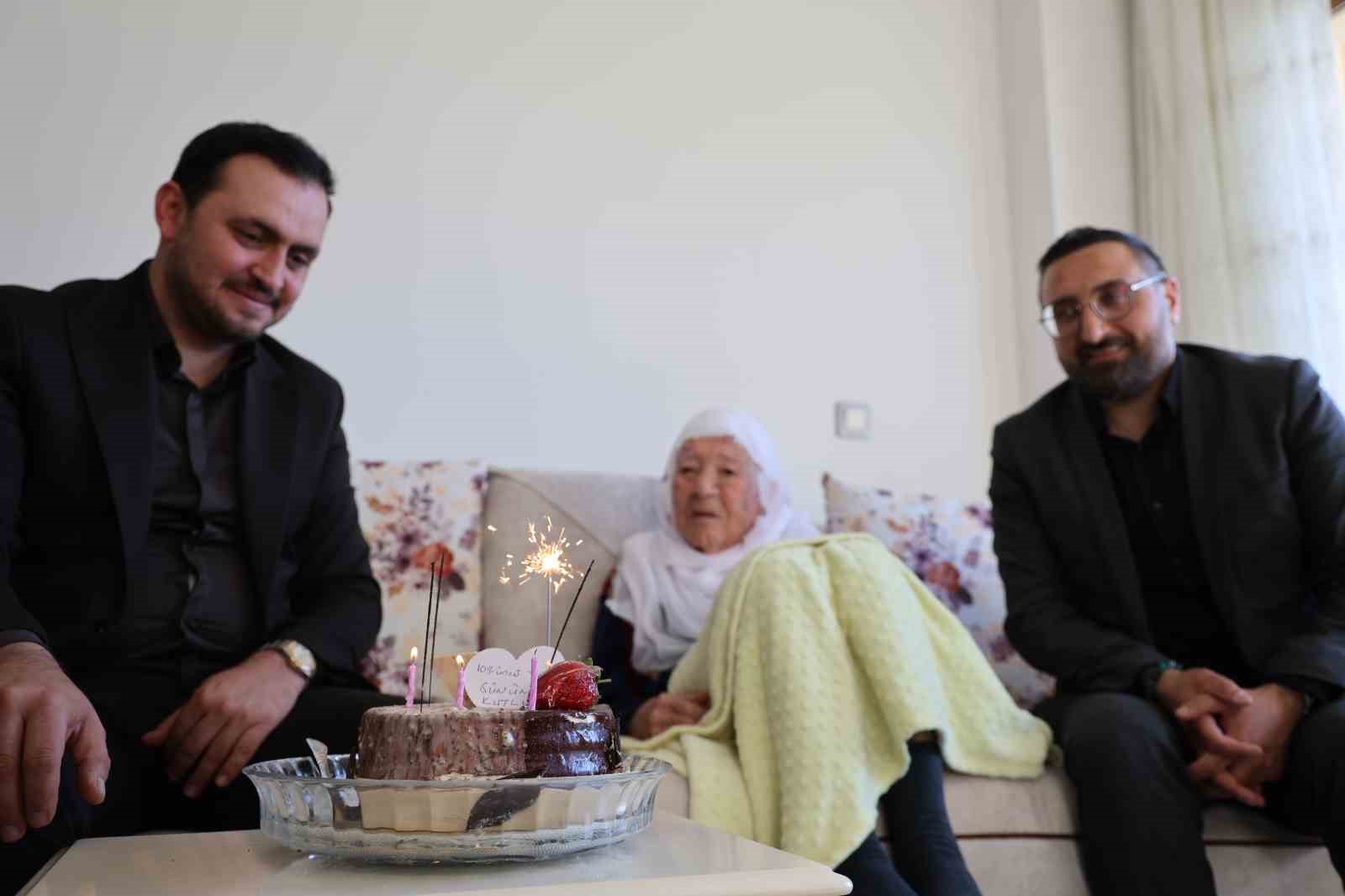 cumhuriyetle yasit nazife nineye anneler gunu surprizi 1 OyrwfTXv