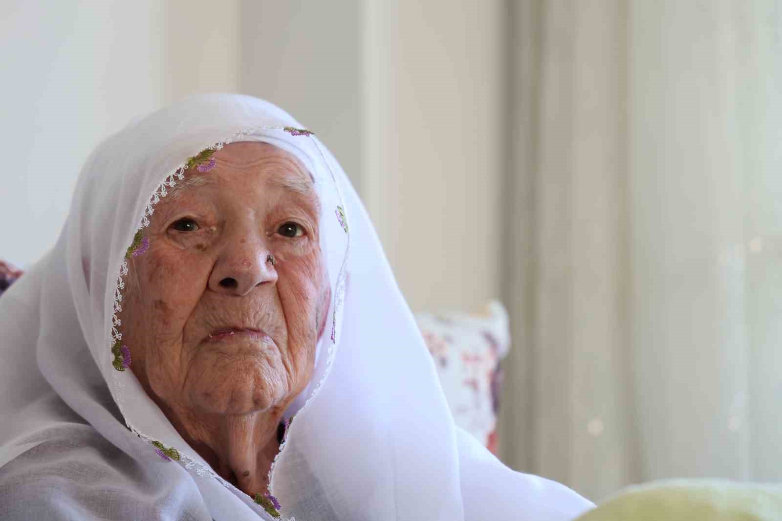 cumhuriyetle yasit nazife nineye anneler gunu surprizi 4 5sWZIYaa