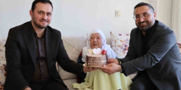 cumhuriyetle-yasit-nazife-nineye-anneler-gunu-surprizi-qqn3mwau.jpg