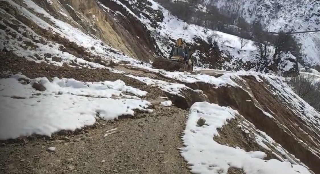 cunguste heyelan sonucu kapanan yol ulasima acildi 1 UUkPQ8Ez